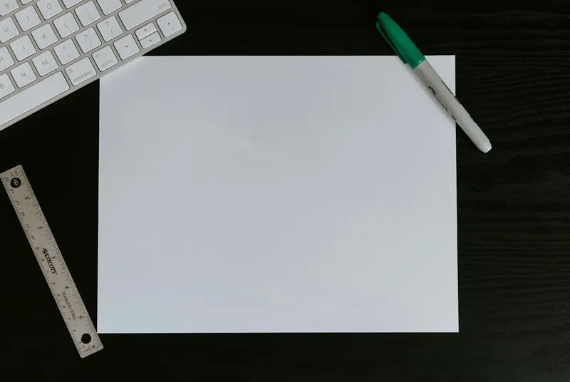 Photographie réelle de documents sur un bureau, avec un exemple illustratif de certificat de traduction et un code de vérification fonctionnel superposés.