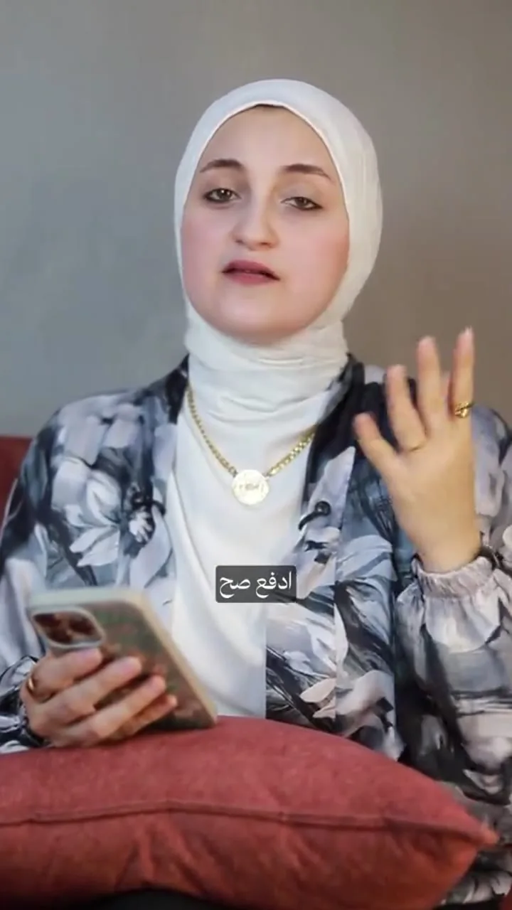 إشراقة سامي في فيديو تقديم منشور، ترتدي سترة مزهرة