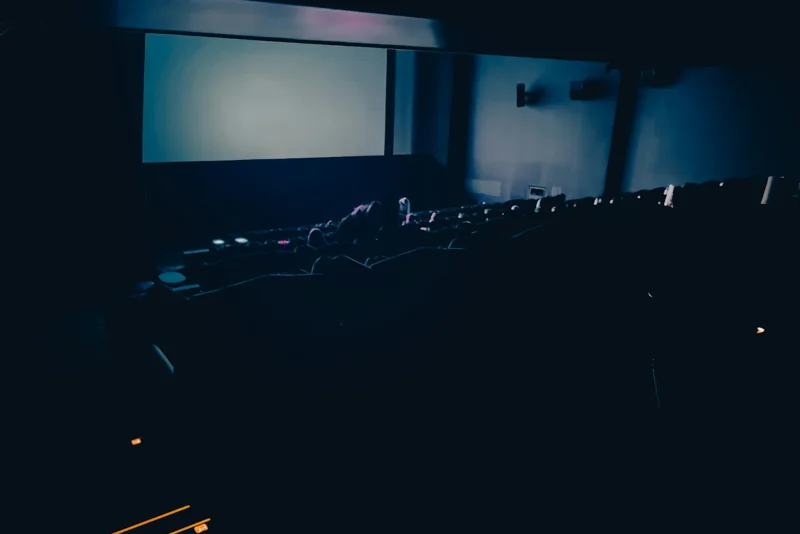 شاشة سينما ومقاعد، كخلفية توضيحية